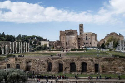Best of Colosseum Experience: Exclusive Tour in 40 Languages - Entering the Colosseum: gladiator cages and crowd theater