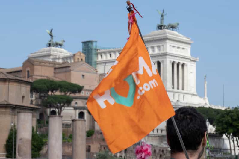 Colosseum with Arena, Roman Forum, and Palatine Hill tour - Finding your guide near Angelino ai Fori and the Numa flag