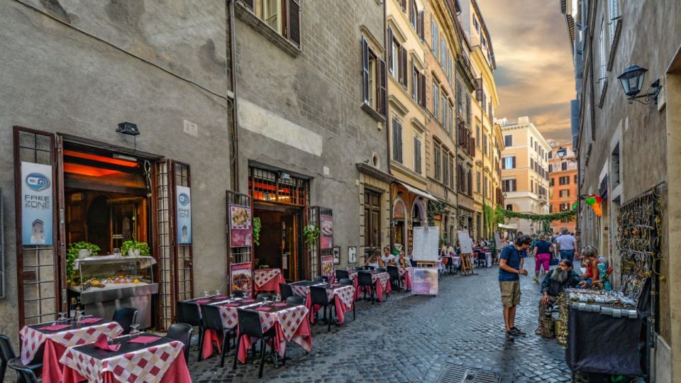 Eat as the Romans do: Trastevere Street Food Experience - The early-evening route: crossing the Tiber when the city cools down