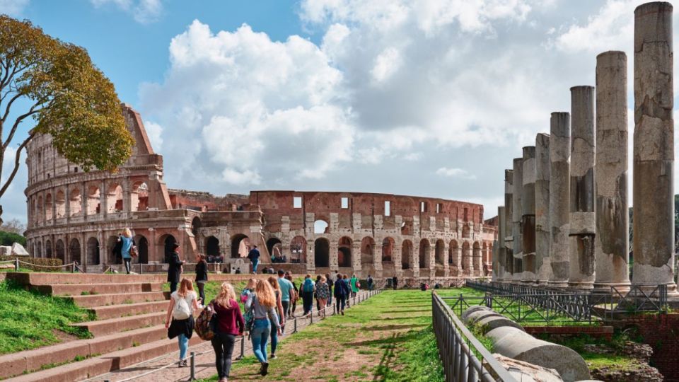 Gladiators & Saints: Colosseum Arena and St. Peter's Prison - Meeting point at the Arch of Constantine: how to start smoothly