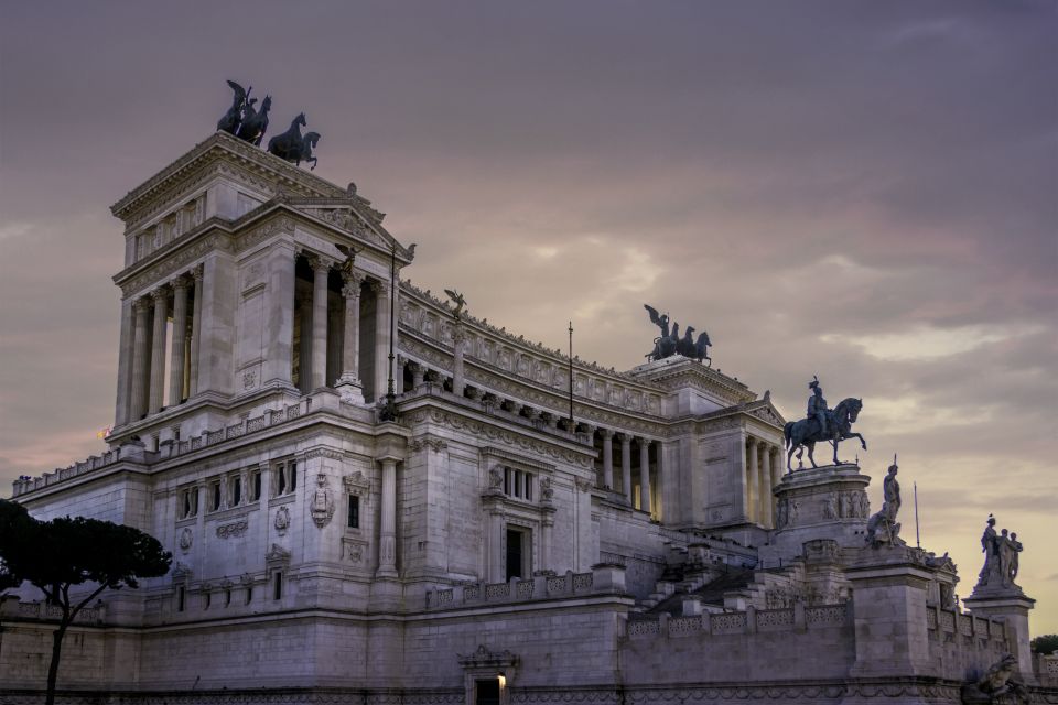 Highlights of Rome: Historical Center Walking Tour - Piazza Colonna and the Temple of Hadrian: the quieter power stops