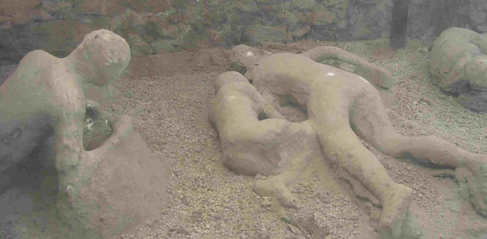 Pompeii and Amalfi Coast Full-Day Tour from Rome - Pompeii First: Streets, Baths, and the Feeling of Everyday Life