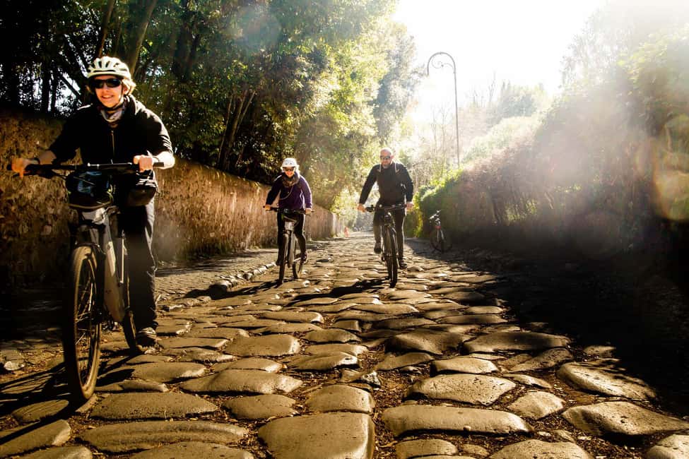 Roma: DELUXE Appian Way Bike Tour, Catacombs Visit & Lunch - Meeting Roma STARBIKE and getting set up fast