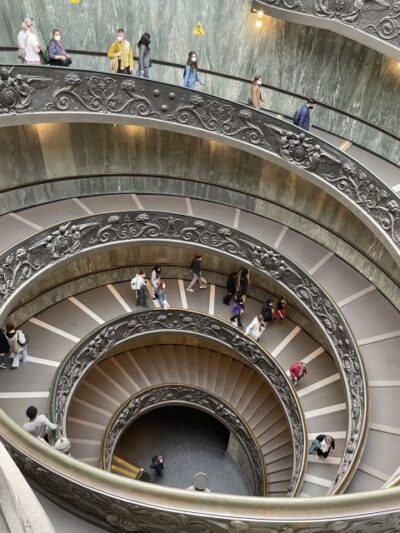 Roma Museo Vaticano y Capilla Sixtina Tour guiado - Entering Vatican Museums: skip-the-line, headsets, and security reality
