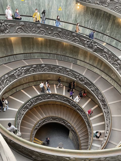Roma Museo Vaticano y Capilla Sixtina Tour guiado - Entering Vatican Museums: skip-the-line, headsets, and security reality
