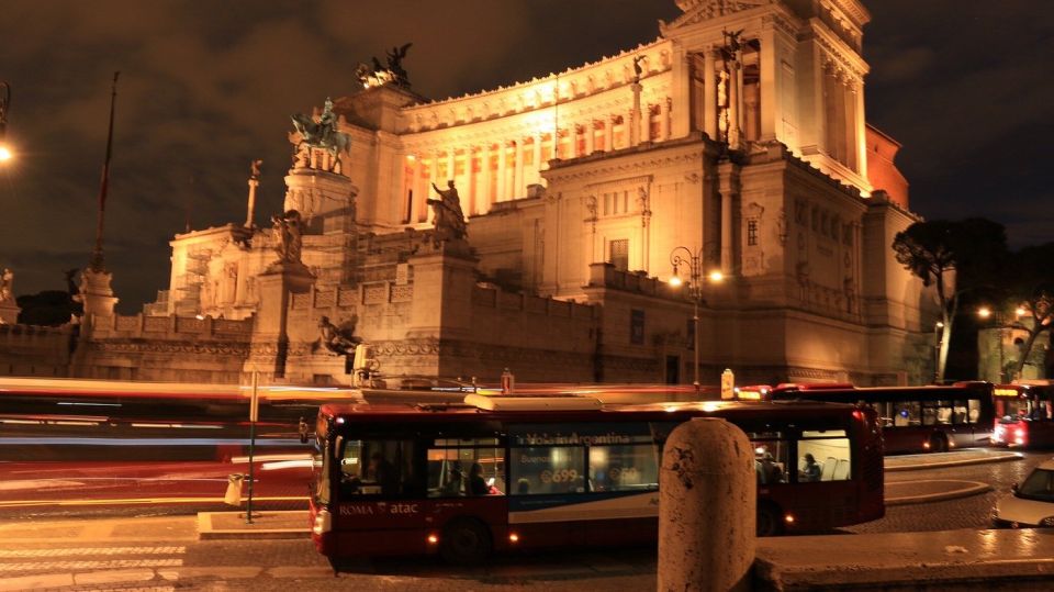 Rome: Ancient Rome Nighttime Sightseeing Tour - Piazza Colonna ending: government square + your included nightcap
