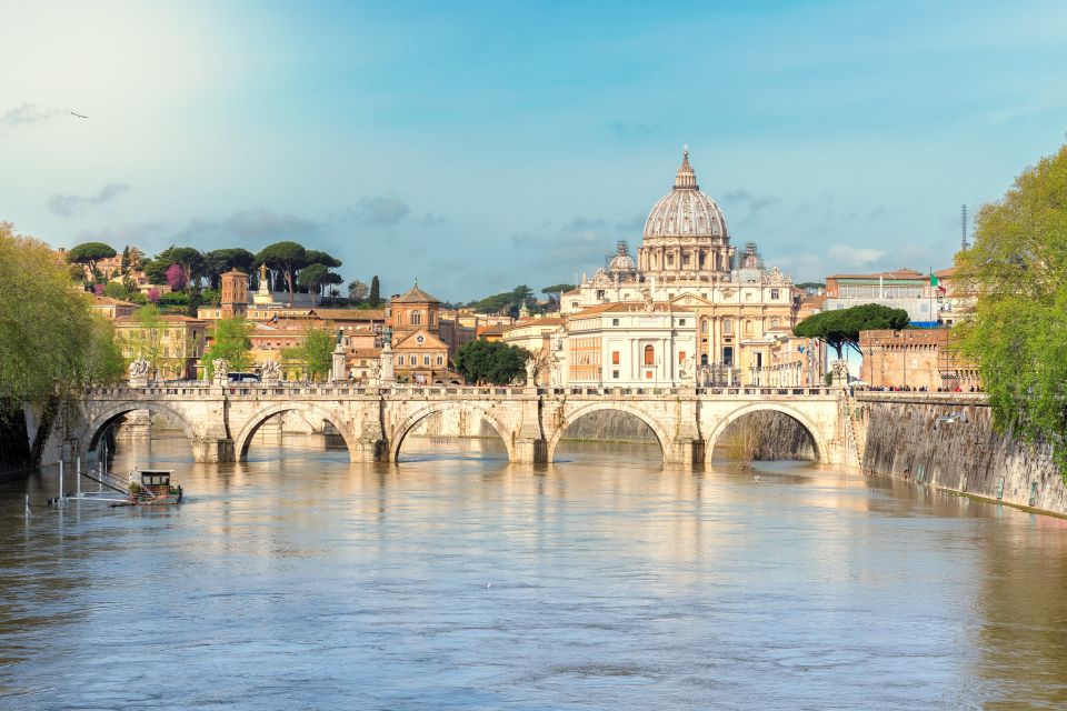 Rome at Night Bike Tour - St. Peter’s Basilica viewpoint: the Vatican area told the right way