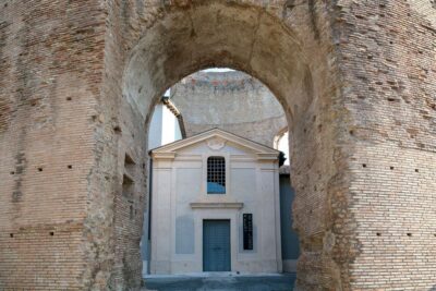 Rome: Catacombs of Saints Marcellino and Pietro Guided Tour - Entering the Ticket Office and Getting Down on Time