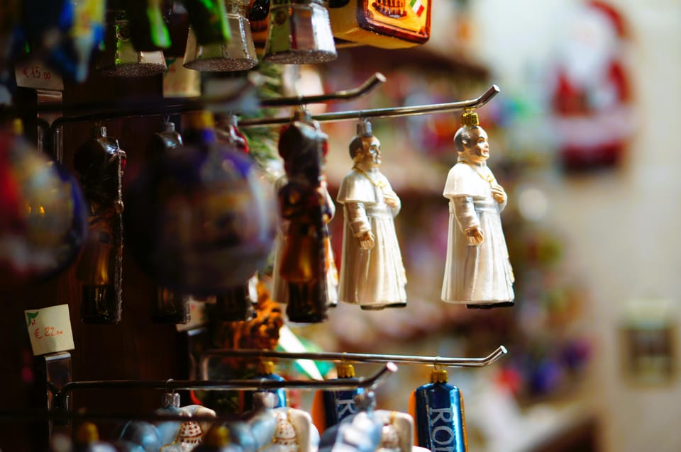 Rome: Christmas Lights Walking Tour - Piazza Navona: the market moment (and your 15 minutes to wander)